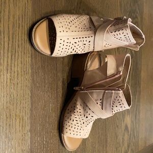 Justice girls tan dress sandals with heel size 4